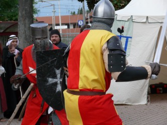 combattimento tra cavalieri medievali